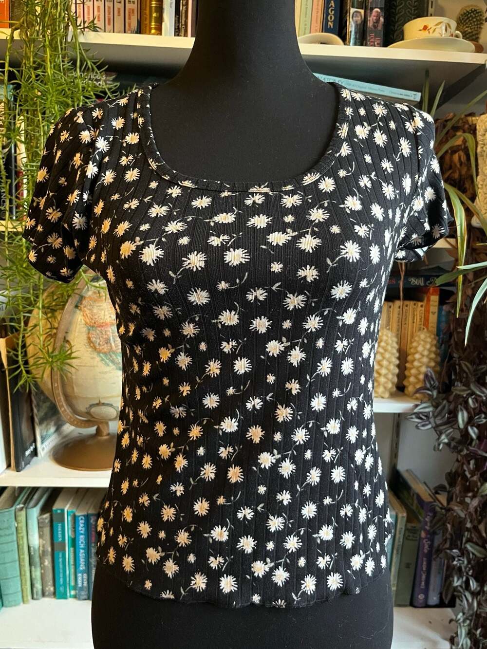 No Comment NY LA Black and White Daisy Floral Ribbed Lettuce Trim Top Size M